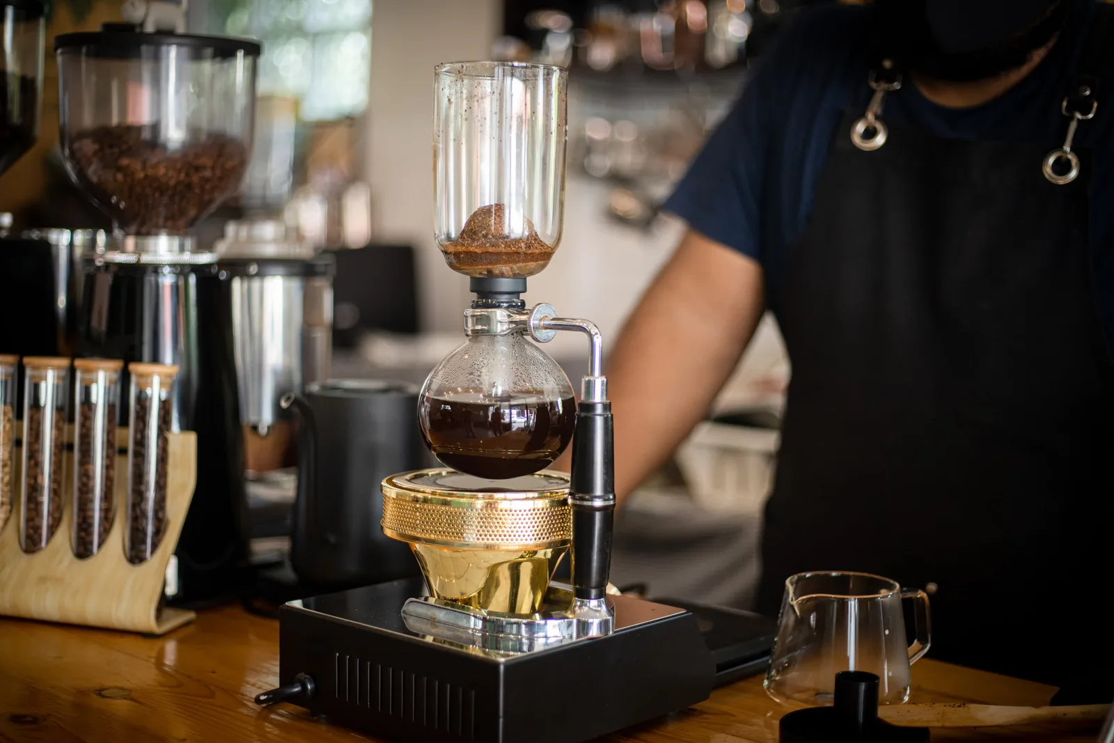 Siphon vacuum coffee brewer